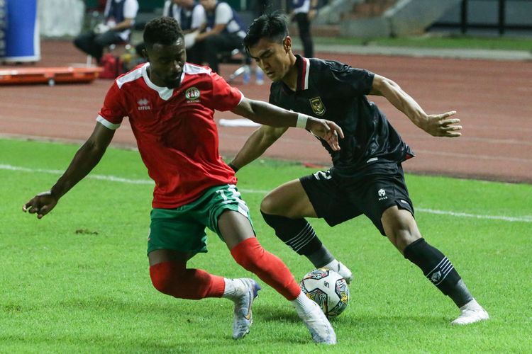 Pemain timnas Indonesia, Arhan Rifai berusaha berebut bola dengan pemain timnas Burundi, Kamsoba Elvis saat pertandingan FIFA Matchday di Stadion Patriot Candrabhaga, Bekasi, Selasa (28/3/2023). Burundi ditahan imbang dengan skor 2-2.