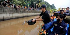 Warga Kota Tangerang Padati Sungai Cisadane untuk Mancing 2 Ton Ikan Bersama