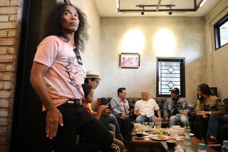 Menteri Koperasi dan Usaha Kecil Menengah, Teten Masduki bertemu dengan personil Slank.