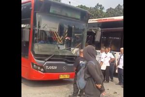 2 Bus Transjakarta Tabrakan di Kampung Rambutan Jaktim, Diduga Disetir Pramusapa