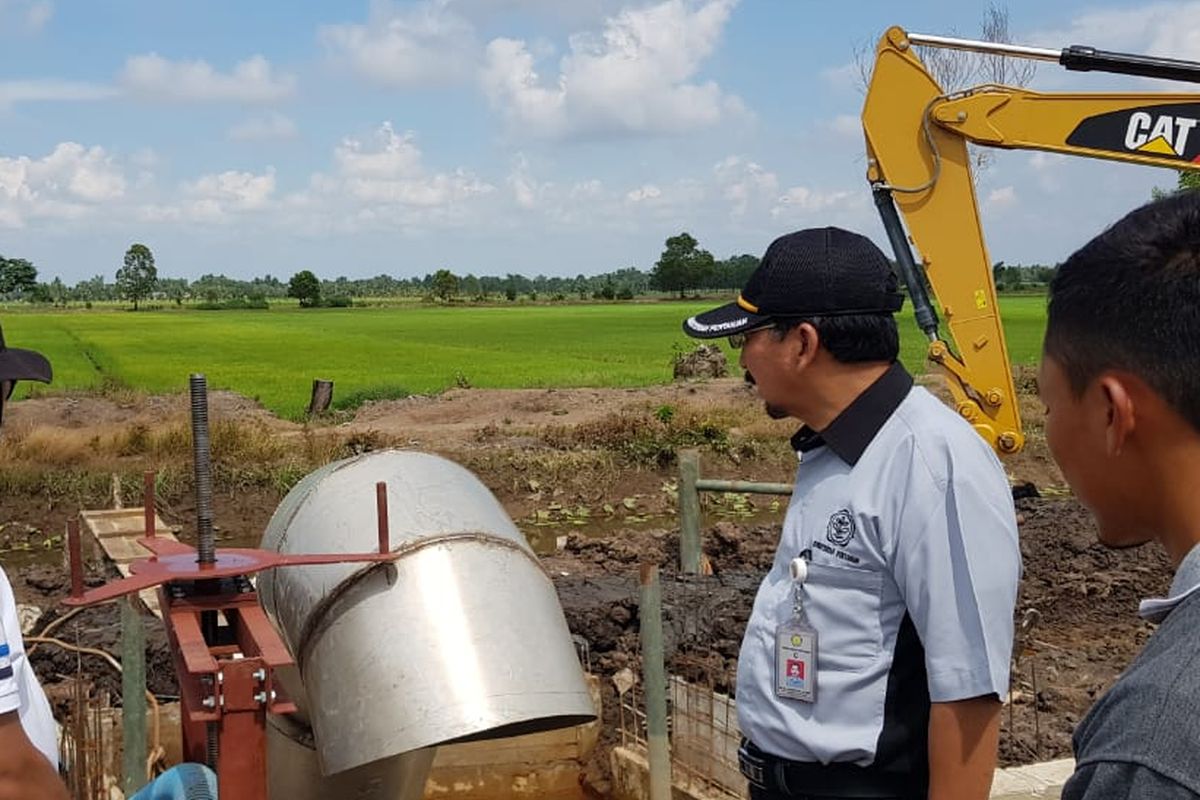 Direktur Jenderal Prasarana dan Sarana Pertanian (PSP) Kementan, Sarwo Edhy sedang meninjau unit Irigasi perpompaan pada salah satu lahan pertanian. 