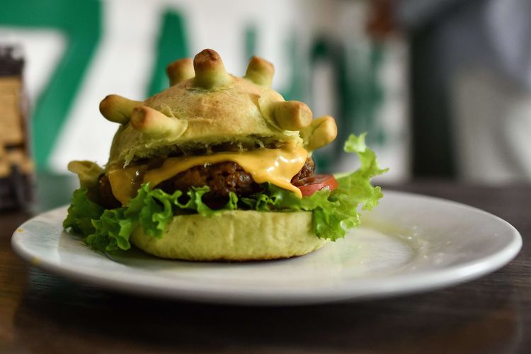 Penampilan Burger bertemakan Virus Corona, di Restoran Pizza Home, di Hanoi, Vietnam, 26 Maret 2020.
