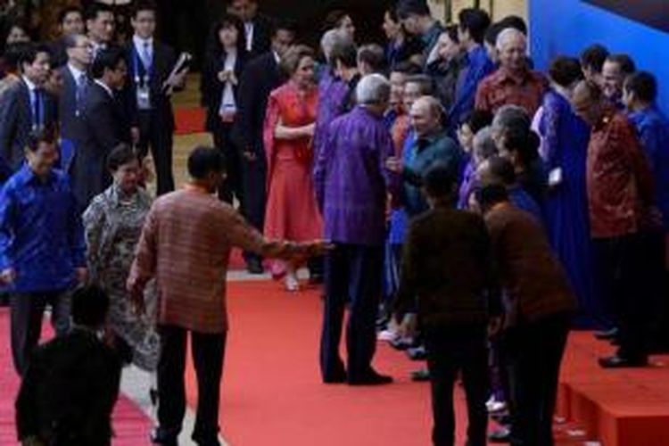 Menteri Luar Negeri Amerika Serikat John Kerry berbincang dengan Presiden Rusia Vladimir Putin sebelum foto bersama pemimpin Kerja Sama Ekonomi Asia Pasifik (APEC) pada acara makan malam di Bali Nusa Dua Convention Center, Bali, Senin (7/10/2013).