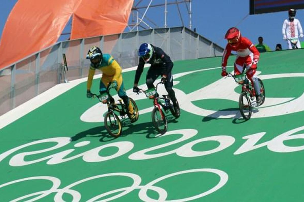 Pebalap sepeda BMX Indonesia, Toni Syarifudin (kanan, helm merah), bersama dua pebalap dari negara lain, tengah menjajal trek supercross Deodoro Olympic Park, Rio de Janeiro, Brasil, Selasa (16/8/2016), sebagai persiapan lomba balap sepeda nomor BMX pada Olimpiade Rio.