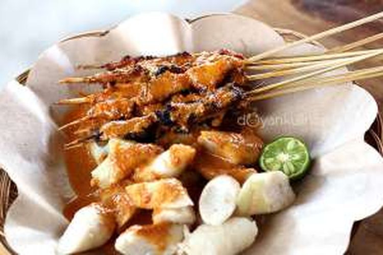 Sate Bulayak, kuliner khas Lombok yang selalu dicari-cari wisatawan saat berlibur ke Lombok, Nusa Tenggara Barat.