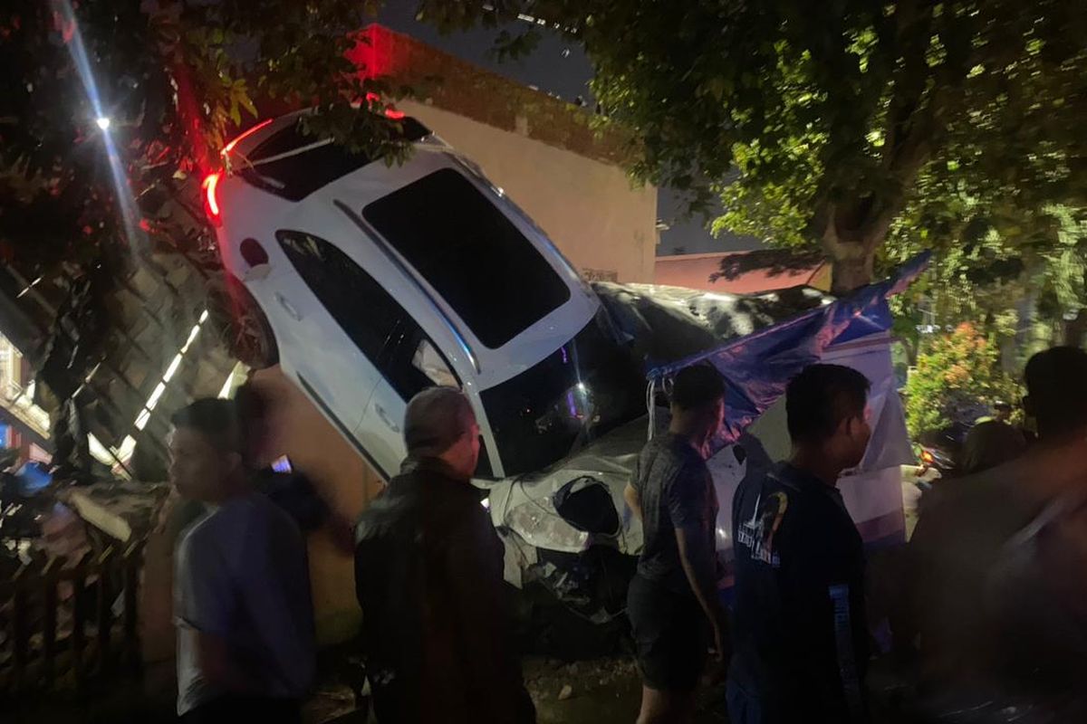 Penampakan mobil Porsche yang menabrak dinding kantor Sat Samapta Polrestabes Medan, Rabu (8/5/2024)