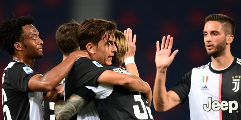 Para pemain Juventus merayakan gol Paulo Dybala ke gawang Bologna pada lanjutan pekan ke-27 Liga Italia di Stadion Renato DallAra, Selasa (23/6/2020) dini hari WIB. 