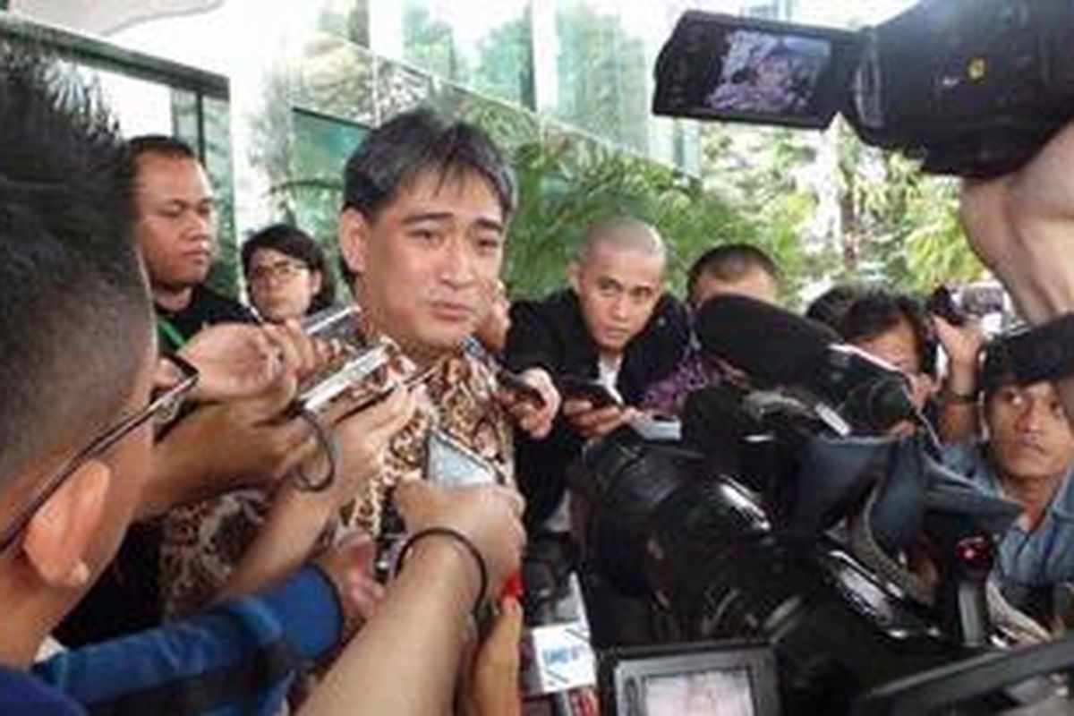 Direktur Eksekutif FOX Indonesia Choel Mallarangeng seusai diperiksa Komisi Pemberantasan Korupsi sebagai saksi dugaan korupsi Hambalang, Selasa (12/2/2014). 