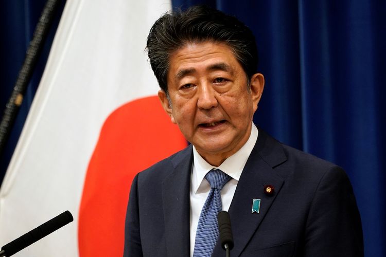 PM Jepang Shinzo Abe saat mengumumkan pengunduran dirinya di konferensi pers, di Tokyo, Jepang, Jumat (28/8/2020).