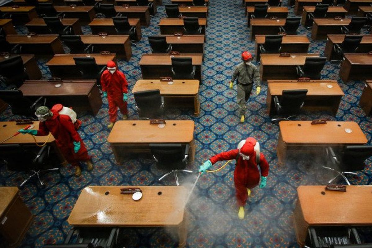  Petugas menyemprotkan cairan disinfektan di ruang sidang paripurna DPRD DKI Jakarta, Rabu (29/7/2020). Penyemprotan tersebut bertujuan untuk menekan penularan COVID-19 di lingkungan perkantoran dan pemerintahan. Sebelumnya, seluruh gedung DPRD DKI Jakarta dinyatakan ditutup sementara dan direncanakan beroperasi kembali pada Senin (3/8) mendatang, terkait dengan adanya salah satu anggota DPRD dan karyawan yang terpapar COVID-19.