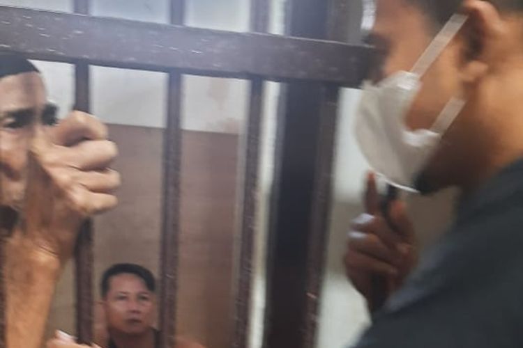 Mbah Minto saat dijenguk Haryanto Kuasa Hukumnya di sel tahanan Kejaksaan Negeri Demak.