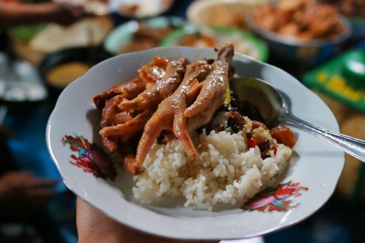 Seporsi gudeg cakar, salah satu kuliner Solo/Surakarta yang buka dini hari.