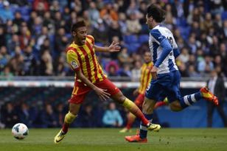 Bintang Barcelona, Neymar (kiri), saat berebut bola dengan bek Espanyol, Diego Colotto (kanan), pada lanjutan Liga BBVA di Stadion Cornella-El Prat, Sabtu (29/3/2014).