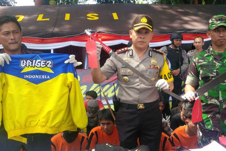 Kepala Polres Sukabumi Kota, AKBP Susatyo Purnomo Condro (tengah) menunjukan senjata tajam saat konferensi pers di Sukabumi, Jawa.Barat, Minggu (24/12/2017).
