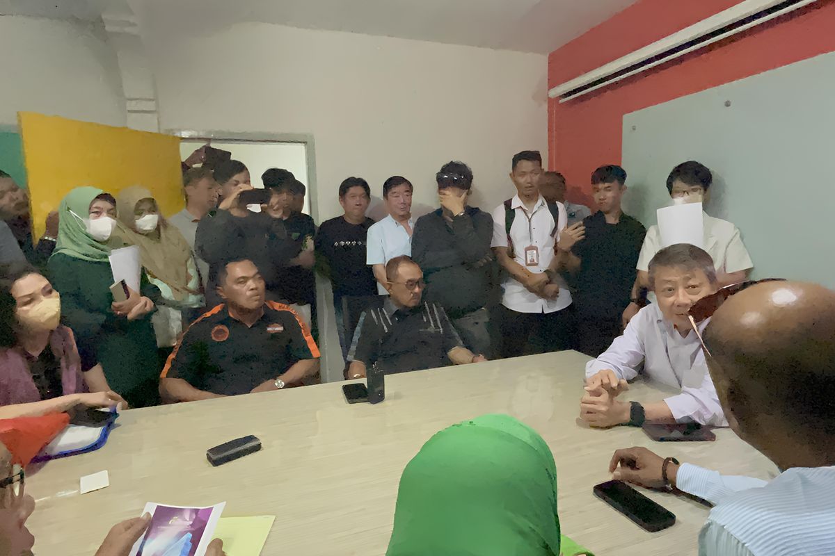 Wakil Walikota Surabaya Armuji saat melakukan sidak ke PT Tri Karya Graha Utama atas dugaan penipuan apartemen The Frontage, Rabu (9/7/2025).