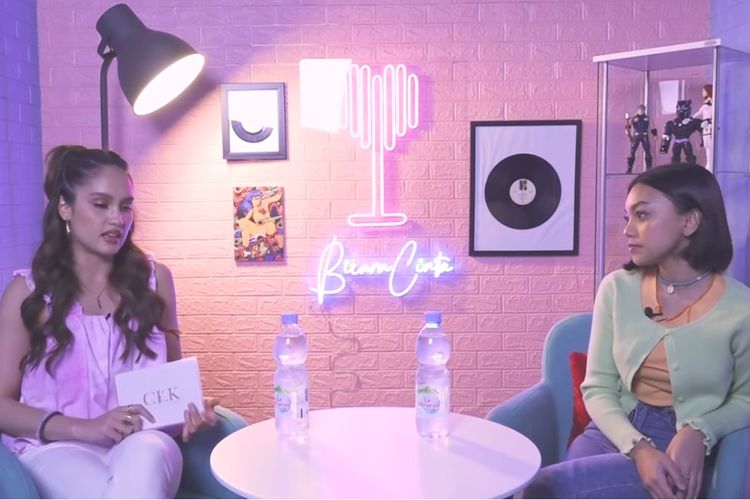 Penyanyi Naura Ayu berbincang dengan Cinta Laura di kanal YouTube PUELLA ID.