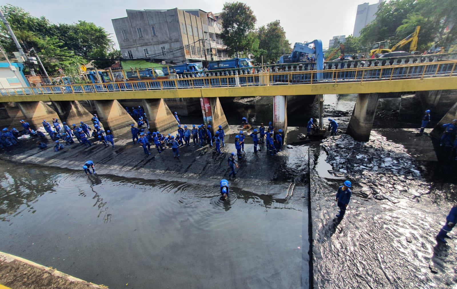 Antisipasi Banjir, Pemkot Jakarta Pusat Gerebek Lumpur Kali Cideng