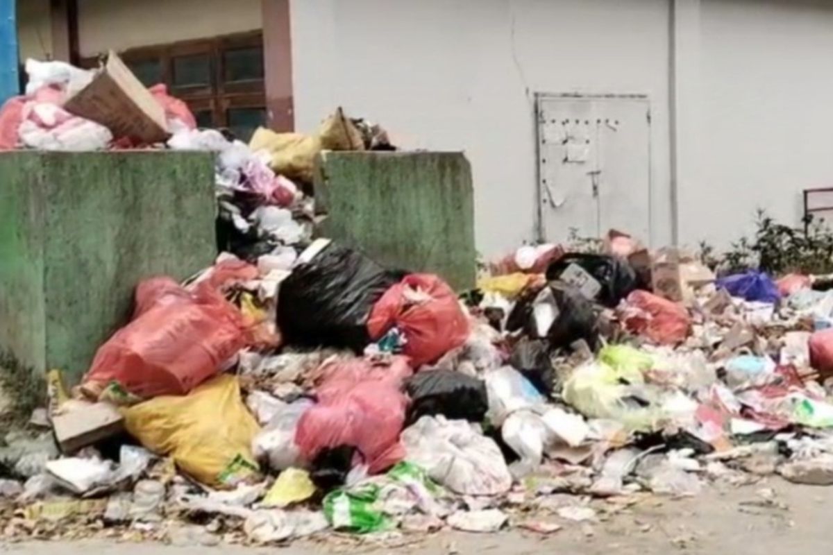 SAMPAH MENUMPUK: Tumpukan sampah di salah satu bak di sekitar sekolah di Kabupaten Mamasa, Sulawesi Barat, usai petugas kebersihan melakukan mogok kerja, Selasa (8/10/2024).