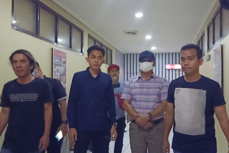 M Syukri Zen (bertopi dan masker putih), anggota DPRD Kota Palembang, pemukul wanita di SPBU Palembang, ditangkap dan ditetapkan jadi tersangka oleh Polrestabes Palembang, Sumsel, Kamis (25/8/2022).