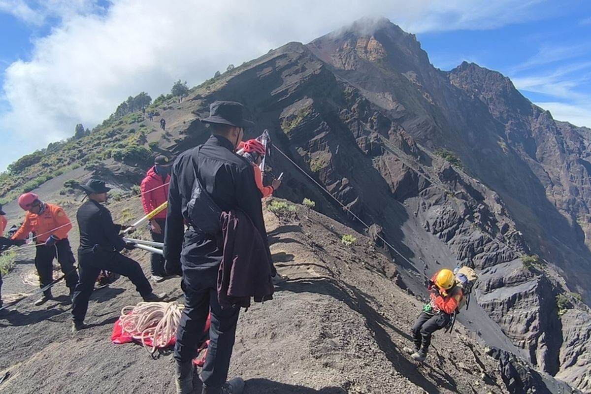 Proses evakuasi pendaki asal Brasil yang jatuh di Gunung Rinjani.