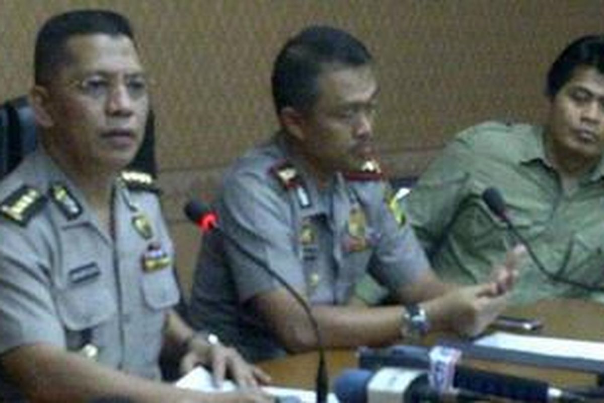 Kabid Humas Polda Metro Jaya Kombes Baharudin Djafar, Kapolrestro Jaksel Komisaris Besar Imam Sugianto, dan Kasatreskrim Polrestro Jaksel Ajun Komisaris Besar Budi Irawan, di Markas Polres Jaksel, Rabu (23/11/2011)