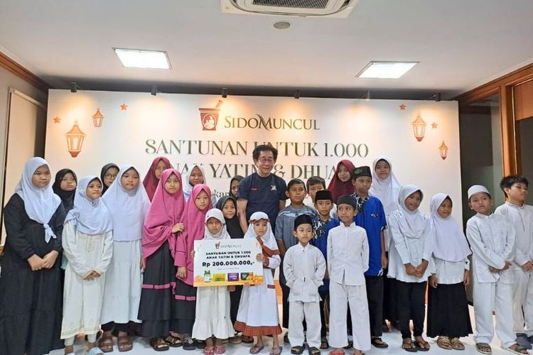 Sido Muncul memberikan santunan kepada 1.000 anak yatim di Jakarta dengan memberikan bantuan senilai Rp 200 juta. Pemberian santunan dilakukan secara simbolis oleh Direktur Sido Muncul Irwan Hidayat, bersamaan dengan acara buka puasa bersama di kantor Sido Muncul, Cipete, Jakarta Selatan, Rabu (27/3/2024).