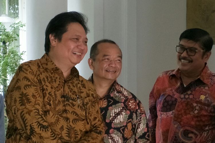 Koordinator Bidang Perekonomian DPP Golkar Airlangga Hartarto (kiri) ketika ditemui di rumah dinas Wakil Presiden Jusuf Kalla, Jalan Diponegoro, Jakarta Pusat, Kamis (30/11/2017