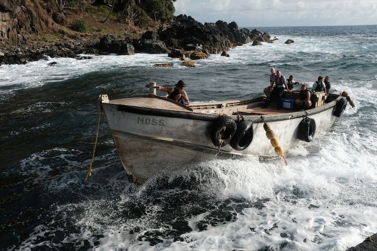 Sebuah perahu yang membawa pasokan AstraZeneca dari Pitcairn tiba di pulau itu setelah menempuh jarak lebih dari 15.000 kilometer.