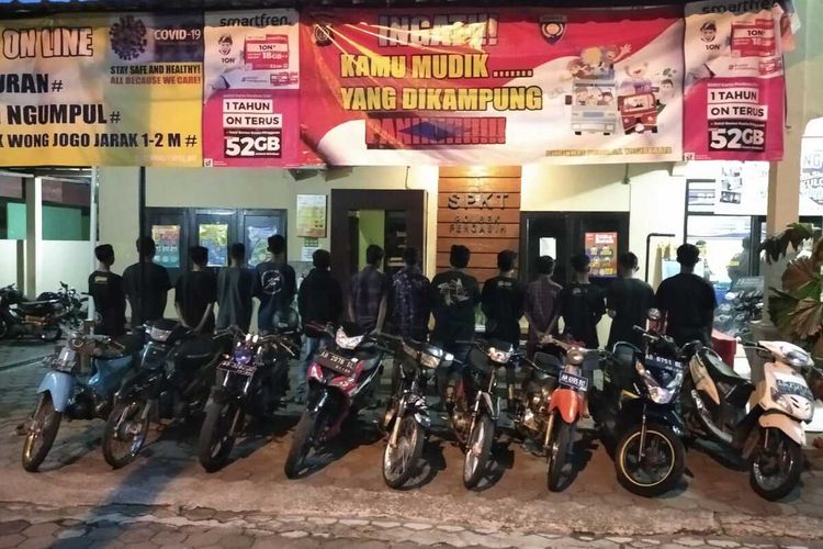 Polisi amankan sembilan motor dari aksi balap liar di jalanan pedukuhan Pendem, Kalurahan (desa) Sidomulyo, Kapanewon (kecamatan) Pengasih, Kulon Progo, Daerah Istimewa Yogyakarta.