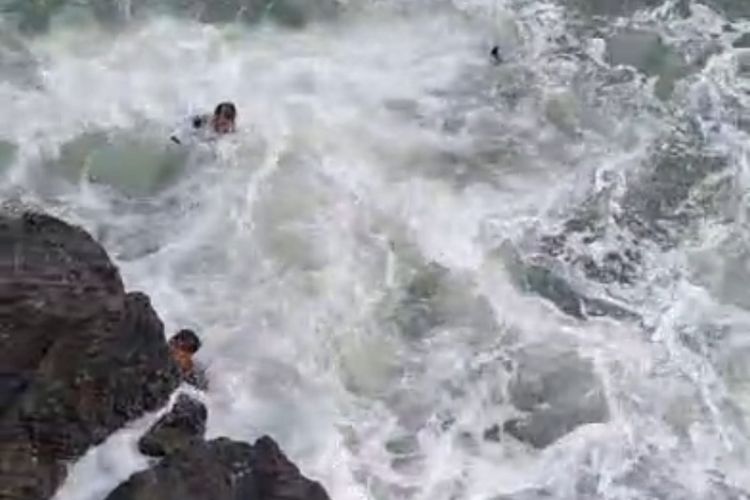 Dua pemancing di Sukabumi tenggelam di laut saat Strike Ikan, moment keduanya itu sempat terekam oleh kamera ponsel, Minggu (16/11/2025)