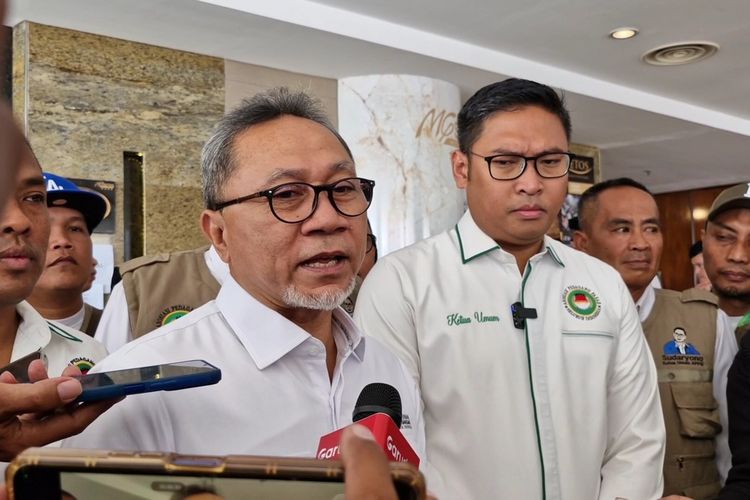 Menteri Perdagangan Zulkifli Hasan menghadiri Rakernas Asosiasi Pedagang Pasar Seluruh Indonesia (APPSI) di Hotel MG Setos, Kota Semarang, Selasa (19/12/2023).