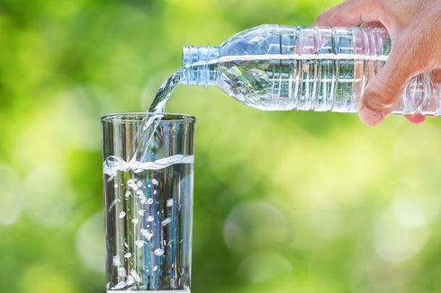 6 Efek Terlalu Banyak Minum Air Putih, Picu Kram dan Kepala Berdenyut