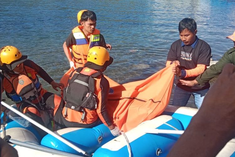 TIM SAR saat mengevakuasi jenazah 2 remaja yang tewas tenggelam di Danau Toba, Senin (19/6/2023)