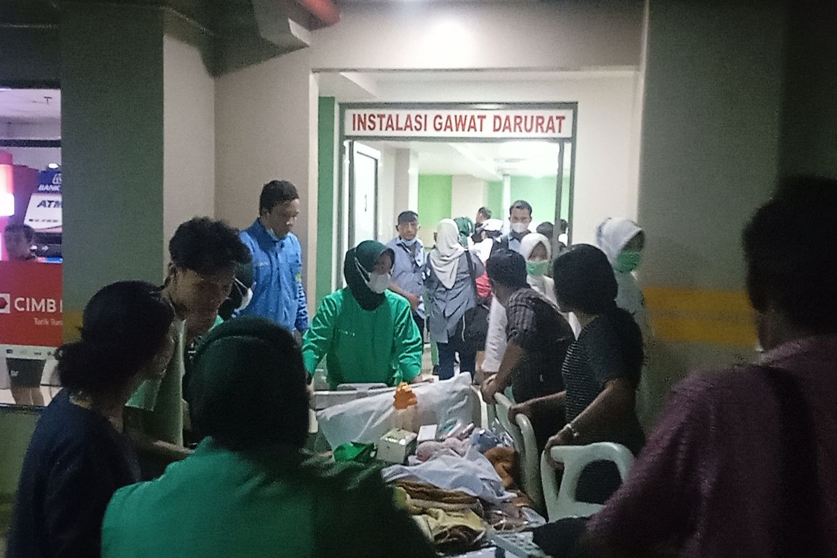 Pasien kembali dibawa ke ruang perawatan usai kebakaran Rumah Sakit Hermina Depok berhasil dipadamkan, Sabtu (22/7/2023).