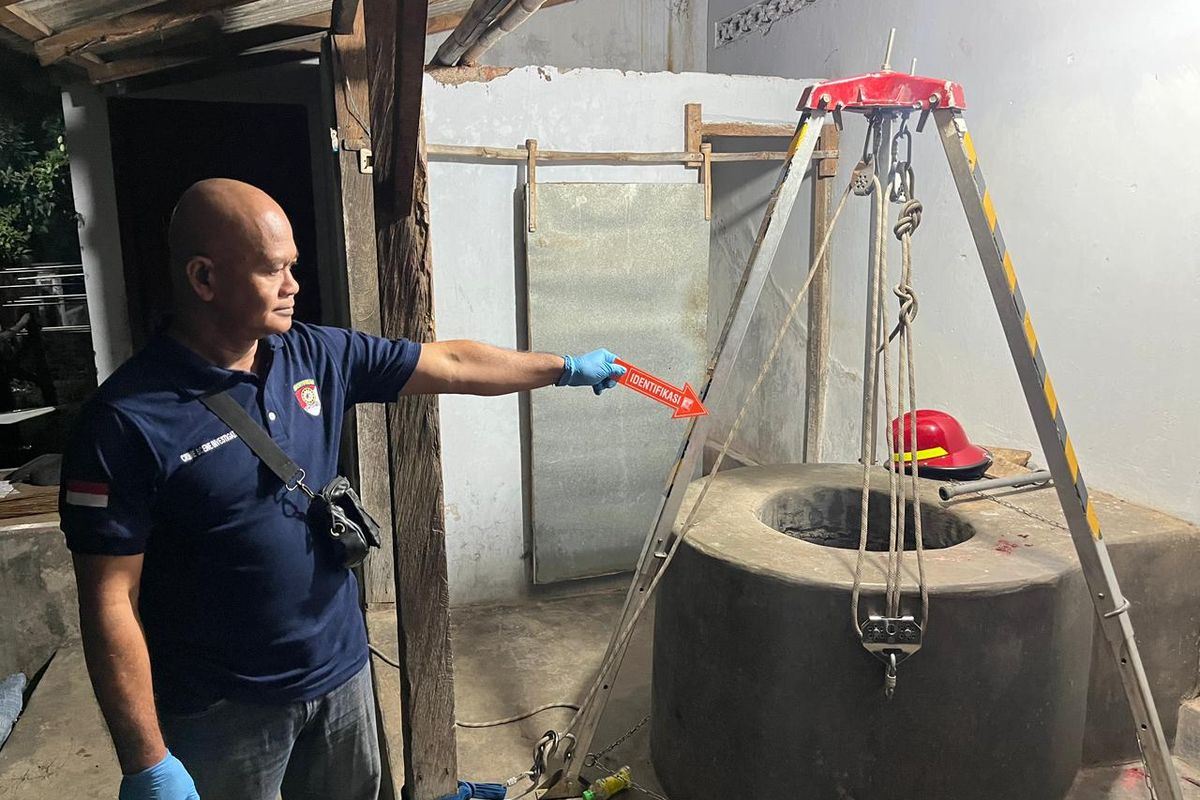 Satreskrim Polres Pasuruan Kota sedang melakukan olah TKP pembunuhan seorang nenek yang dibuang di sumur dan pelakunya adalah cucu korban sendiri, Senin (06/10 /2025). 