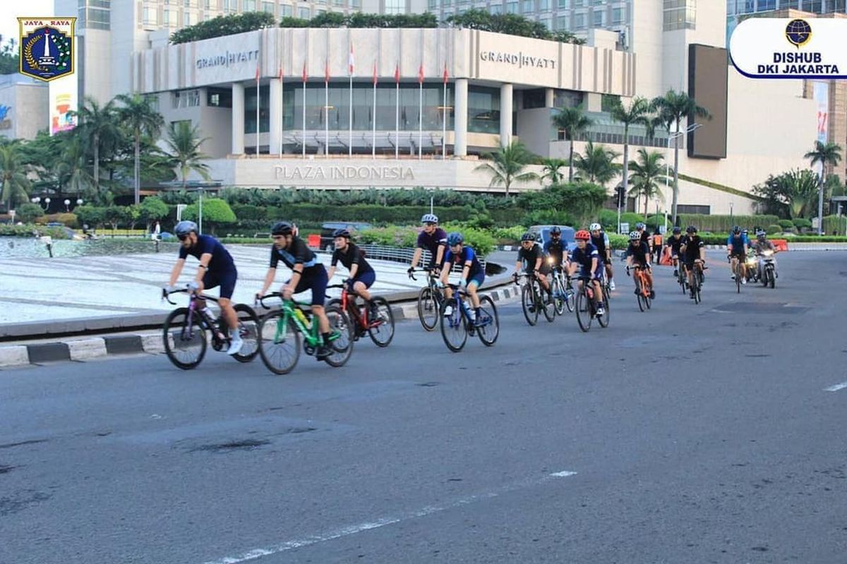 Uji coba jalur kendaraan bermotor Sudirman-Thamrin untuk pesepeda road bike. 