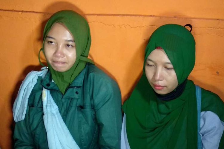 Treni Fitri Yana (left) and Trena Mustika (right) snap a photo together as they take a break and arrive at their extended family's home in Indihiang District, Tasikmalaya City, on Thursday (10/22/2020) .