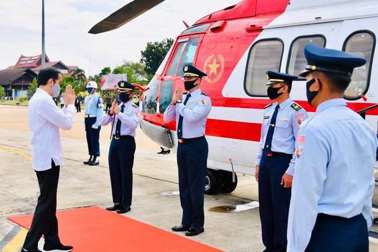 Presiden Joko Widodo melakukan kunjungan kerja ke Provinsi Kalimantan Tengah, Kamis (9/7/2020) pagi. Tiba pada pukul 08.45 WIB di Bandar Udara Tjilik Riwut, Kota Palangka Raya, Provinsi Kalimantan Tengah, Presiden Jokowi langsung menuju Helikopter Super Puma TNI AU menuju Kabupaten Kapuas.