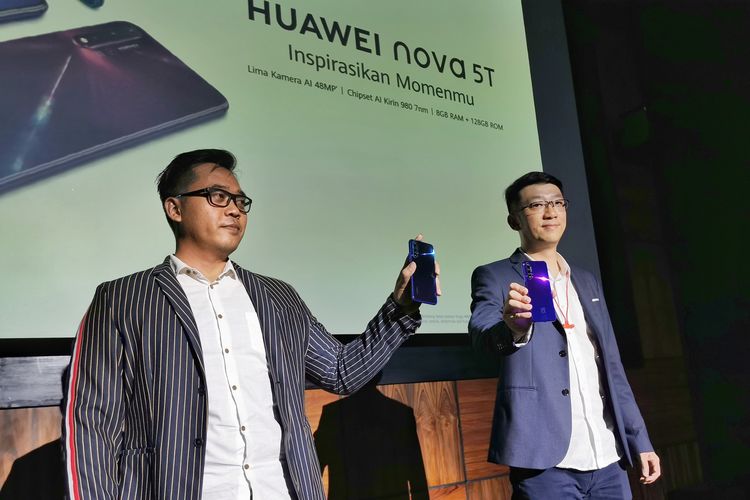 Deputy Country Director Huawei Indonesia Lo Khing Seng (kanan) dan Training Director Huawei Indonesia Eddy Supartono dalam acara peluncuran Huawei Nova 5T di Jakarta, Rabu (25/9/2019).
