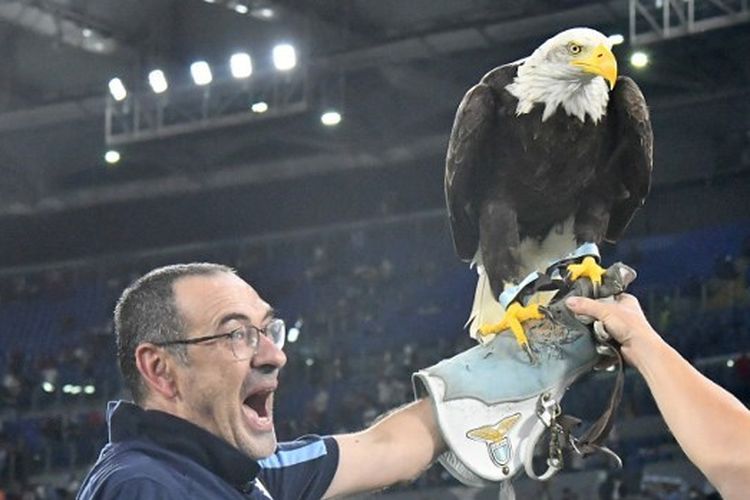 Pelatih Lazio, Maurizio Sarri, melakukan selebrasi kemenangan bersama maskot tim, Olimpia, usai mengalahkan AS Roma dalam derbi Roma di Liga Italia 2021-2022 di Stadion Olimpico, 26 September 2021. 