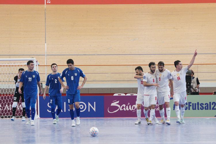 Pemain Iran merayakan gol dalam laga perempat final Piala Asia Futsal 2026 melawan Uzbekistan di Jakarta International Velodrome, Selasa (3/2/2026).