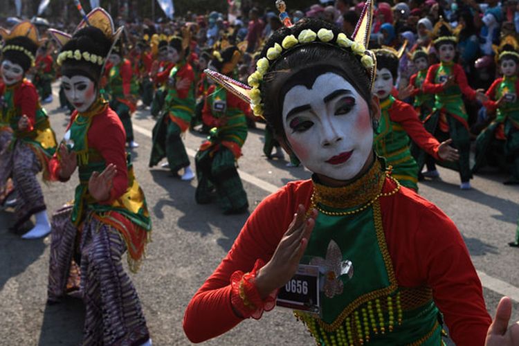 Penari Thengul tampil pada pegelaran Bojonegoro Thengul International Folklore 2019 di Bojonegoro, Jawa Timur, Minggu (14/7/2019). Pegelaran yang bertujuan memperkenalkan Tari Thengul sebagai ikon budaya Bojonegoro tersebut menampilkan sedikitnya 2.019 penari Thengul dan memecahkan rekor MURI Tari Thengul kolosal 2.019 penari.  