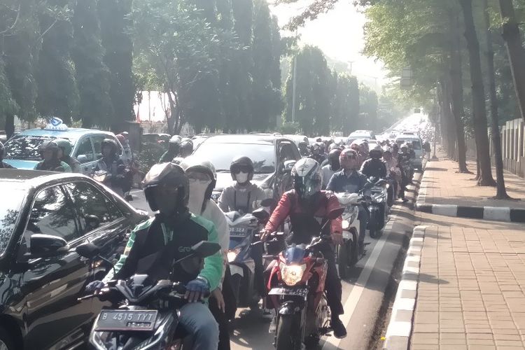 Kemacetan di depan Taman Makam Pahlawan Kalibata, Jakarta Selatan, Senin (17/6/2019)