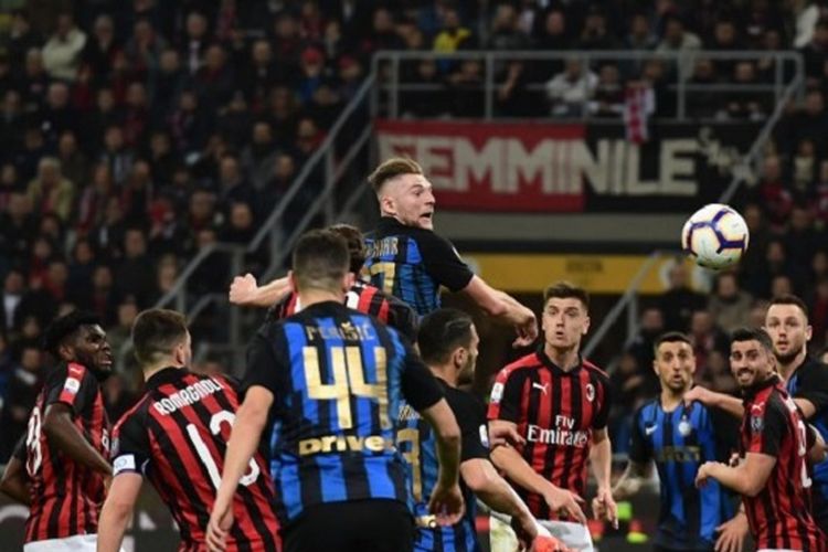 Milan Skrinia menyundul bola pada pertandingan derbi AC Milan vs Inter Milan di San Siro dalam lanjutan Serie A Liga Italia, 17 Maret 2019. 