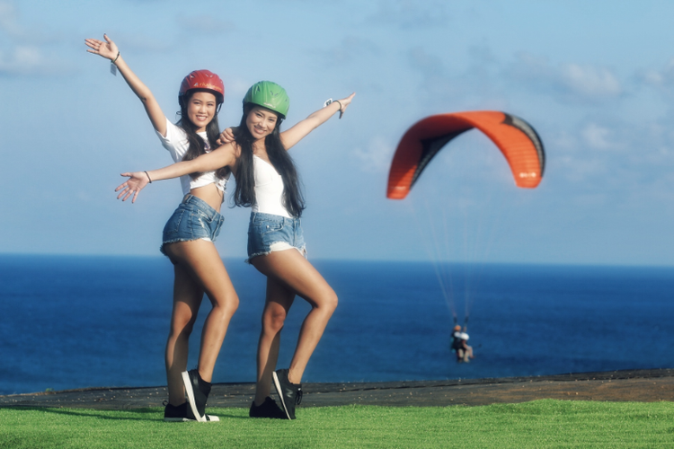 Rasakan Kebebasan Terbang di Udara Bali dengan RIUG Paragliding