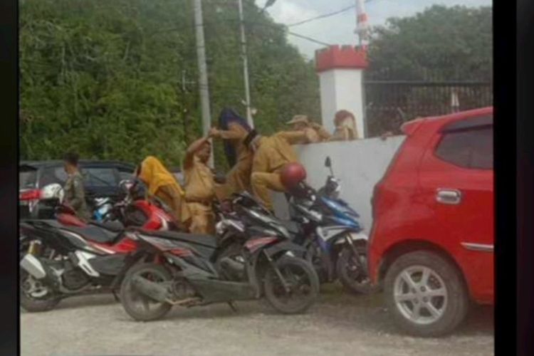 Sejumlah aparatur sipil negara (ASN) berusaha kabur saat hendak melakukan vaksin booster di halaman Kantor Pemerintah Daerah Buton Tengah, Sulawesi Tenggara, Senin pagi (1/8/2022).