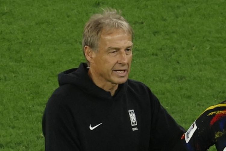 Pelatih Korea Selatan, Jurgen Klinsmann, dan Son Heung-min bereaksi setelah kalah dari Yordania pada semifinal Piala Asia 2023. Laga Yordania vs Korea Selatan di Stadion Ahmad bin Ali, Al Rayyan, Qatar, Selasa (6/2/2024) tuntas 0-2.  Terkini, Juergen Klinsmann resmi dipecat sebagai pelatih Korea Selatan.
