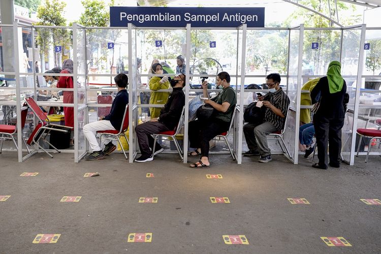 Sejumlah calon penumpang melakukan tes usap cepat antigen di Stasiun Pasar Senen, Jakarta, Jumat (28/1/2022). Pemerintah mengimbau pada warga untuk mengurangi mobilitas guna menekan risiko penularan COVID-19 setelah angka kasus infeksi SARS-CoV-2 nasional bertambah 9.905 kasus menjadi 4.319.175 kasus pada Jumat (28/1/2022). ANTARA FOTO/M Risyal Hidayat/wsj.