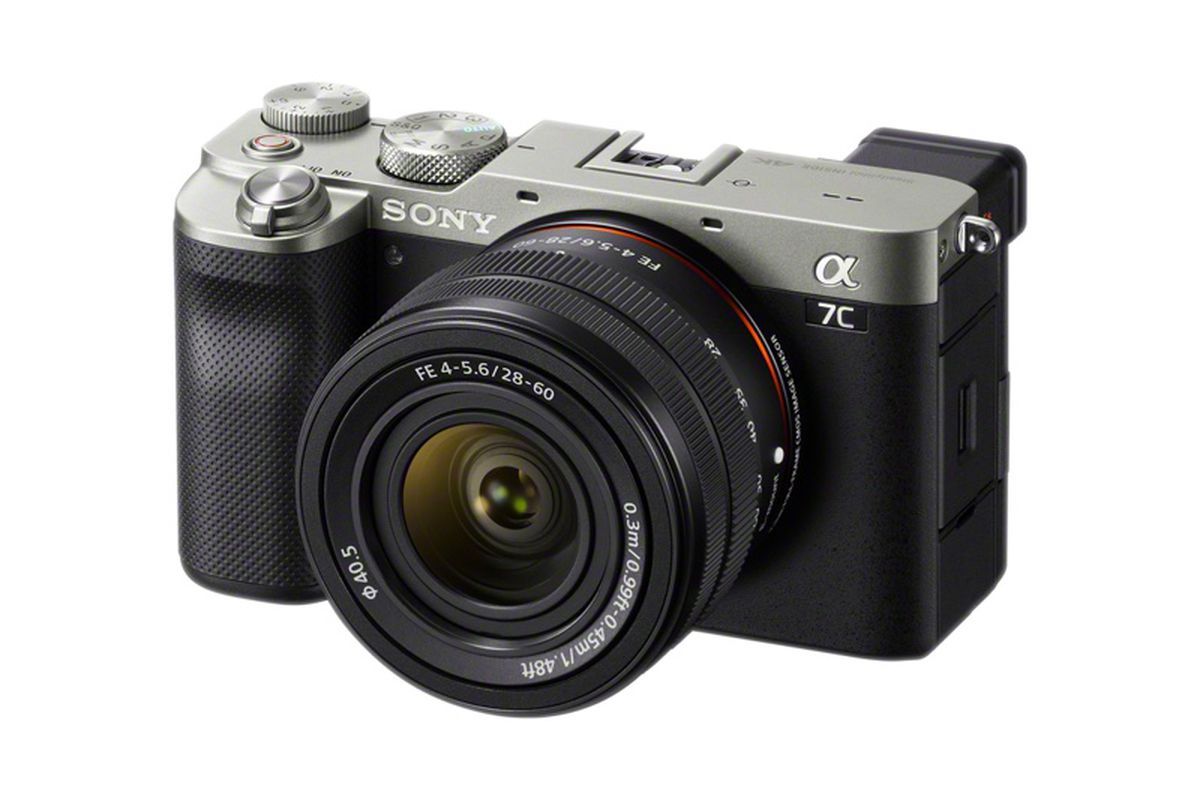 Kamera mirrorless full-frame Sony A7C dengan lensa baru FE 28-60mm f/4-5.6