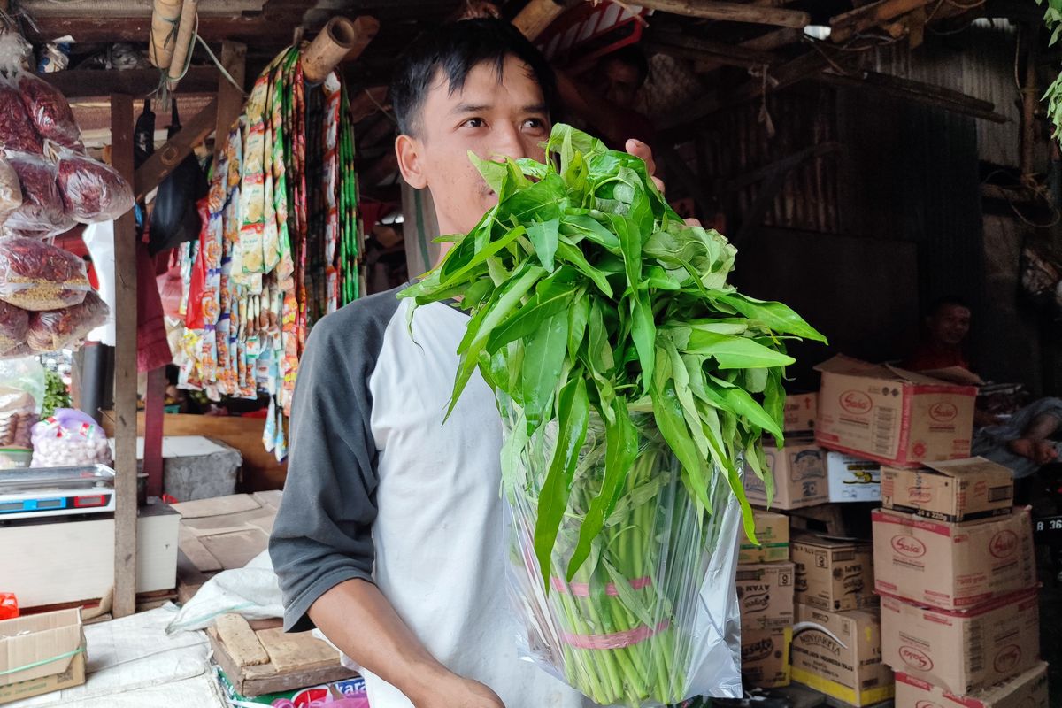 Harga sayur yang murah justru membuat pedagang di Pasar Kemiri Muka, Depok, Jawa Barat pusing, Selasa (21/11/2023). 